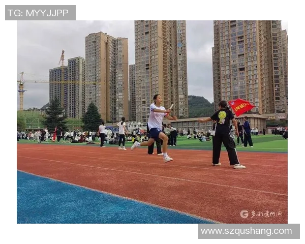 足球明星亲临校园与小朋友互动签名传递运动激情与梦想