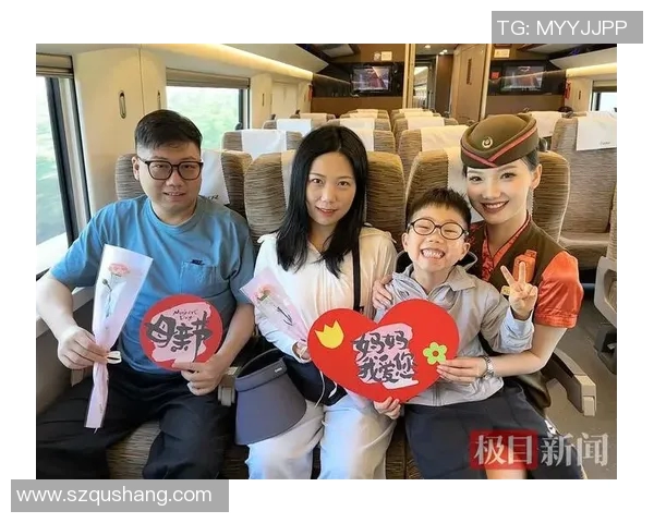 足球明星怀抱孩子展现温情一幕感动无数球迷与家庭的亲情时刻